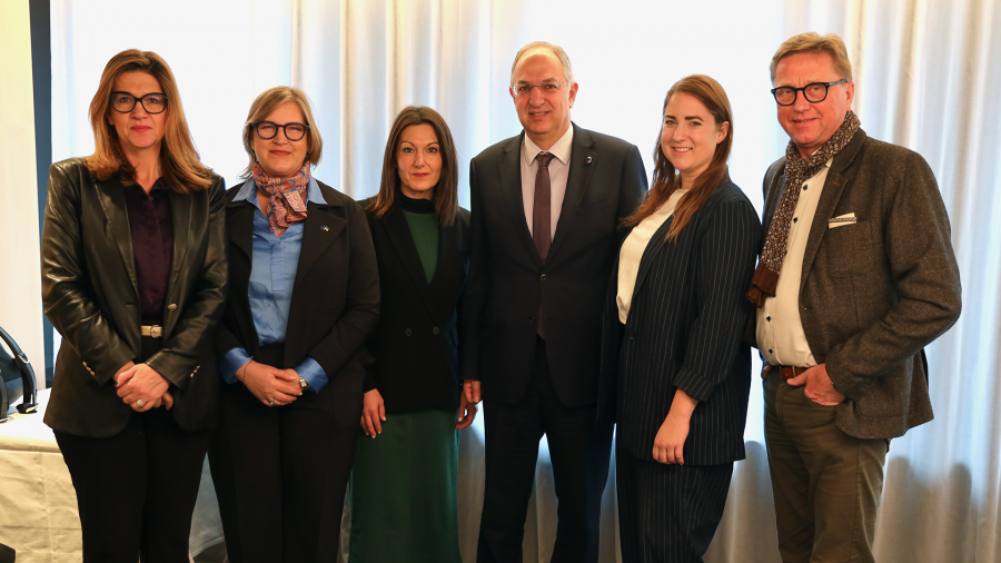 Senegalen itsasora atera ezinik jarraitzen duen euskal ontzidiaren egoera gertutik jarraitzeko konpromisoa hitzeman dio Arrantza komisarioak Agirregoitiari