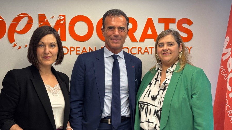 Miren Martiarena y Oihane Agirregoitia se reúnen con el secretario general del Partido Demócrata Europeo para abordar la acción política en Europa