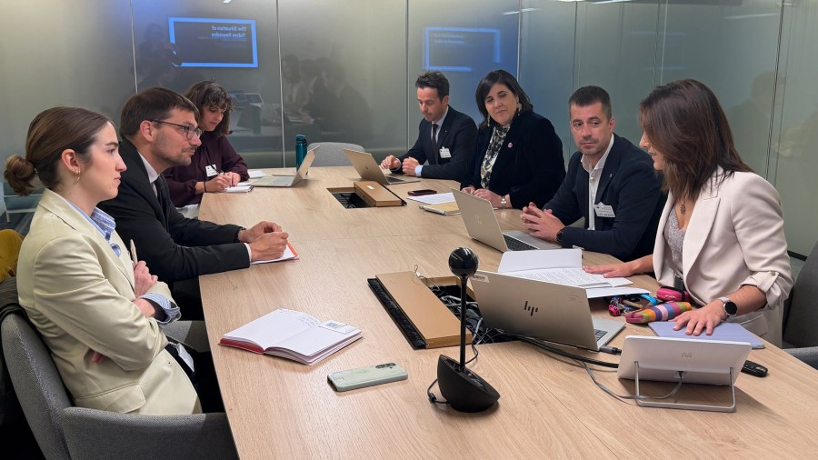 El alcalde de Amurrio Txerra Molinuevo recibe el compromiso europeo para explorar posibles soluciones a los problemas del sector industrial en Aiaraldea