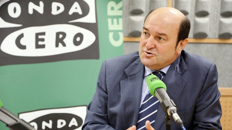 Andoni Ortuzar: “Euskadin politikagintzan aritzeko dugun moduak ustel eta garbantzu beltz horiengandik babestuago egoten laguntzen digu”