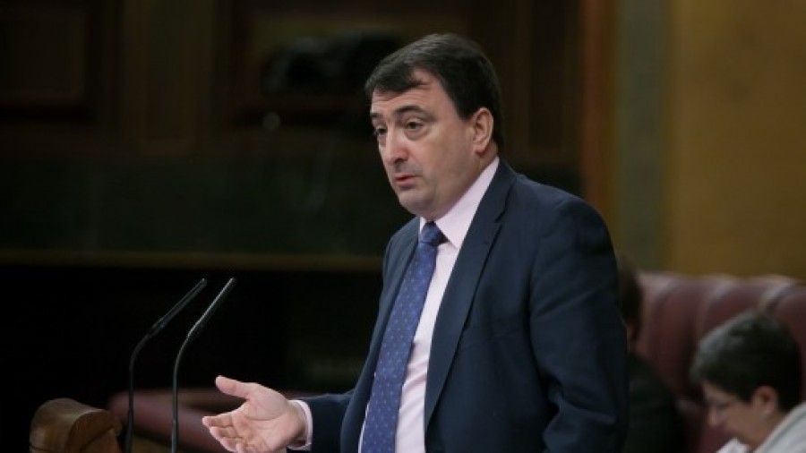 Estebanek PP eta PSOEri gaitzetsi die Auzitegi Konstituzionalaren aurrean Autonomi Estatutuen kontrako aurretiazko errekurtsoa onartu izana 