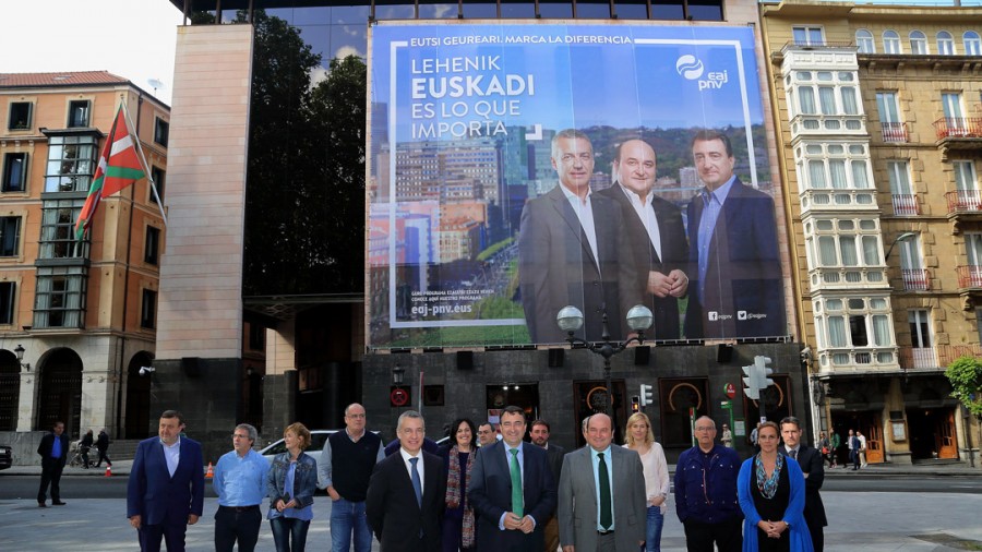 E-26ko hauteskundeei begira EAJ-PNVk euskal emakume eta gizonak beren botoarekin 