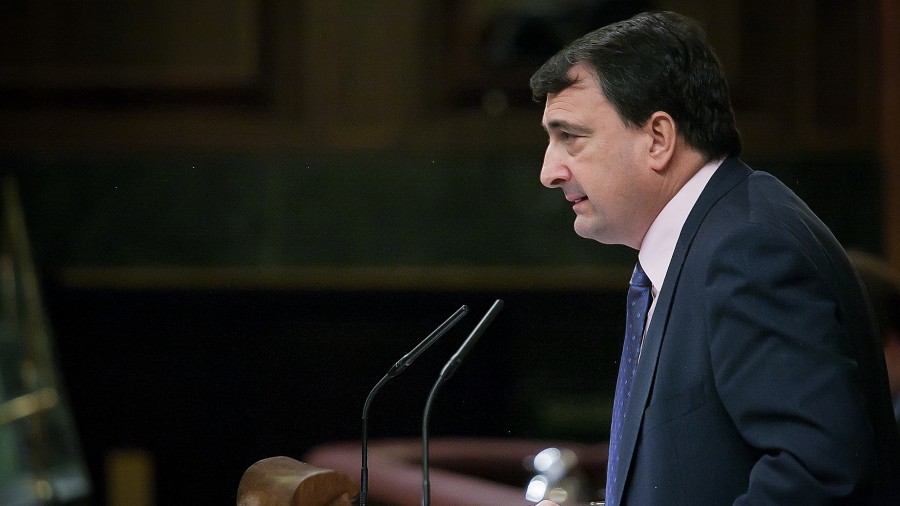Esteban afea a Sánchez “falta de voluntad” para reformar la ‘Ley Mordaza‘ o la de Secretos Oficiales y le exige el traspaso de la competencia de tráfico a Navarra